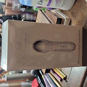 Microcurrent facial toning device